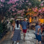 Street musicians, outdoor seating, and pedestrians create the feeling of a living urban corridor rather than a museum district. (3974)