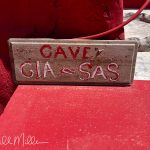 The sign, with the words, "GIA SAS", is a respectful “hello” to strangers or guests. (3833)