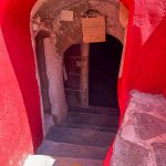 Cave-style homes are part of the broader Cycladic tradition of “yposkafa”— houses partially or fully carved into volcanic rock. (3832)